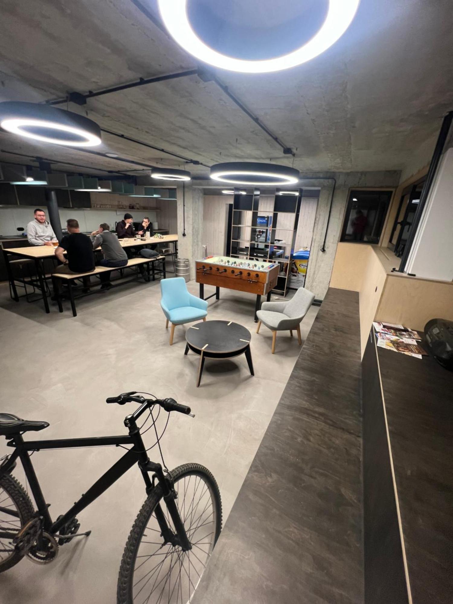 Izy Stay Hostel Bratislava Extérieur photo