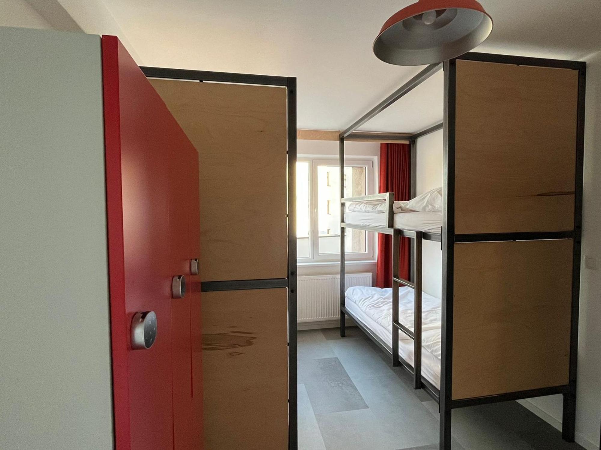 Izy Stay Hostel Bratislava Extérieur photo