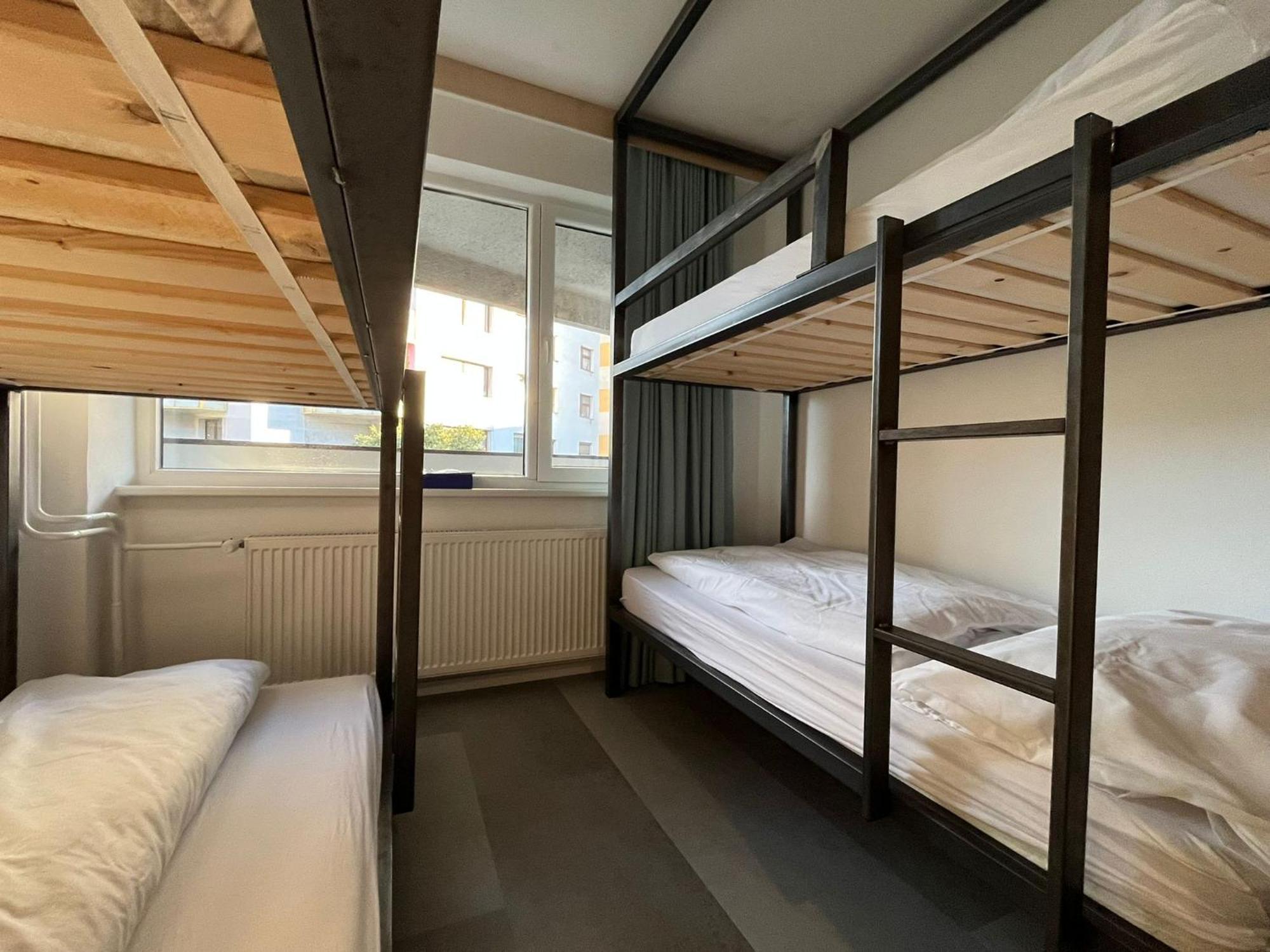 Izy Stay Hostel Bratislava Extérieur photo