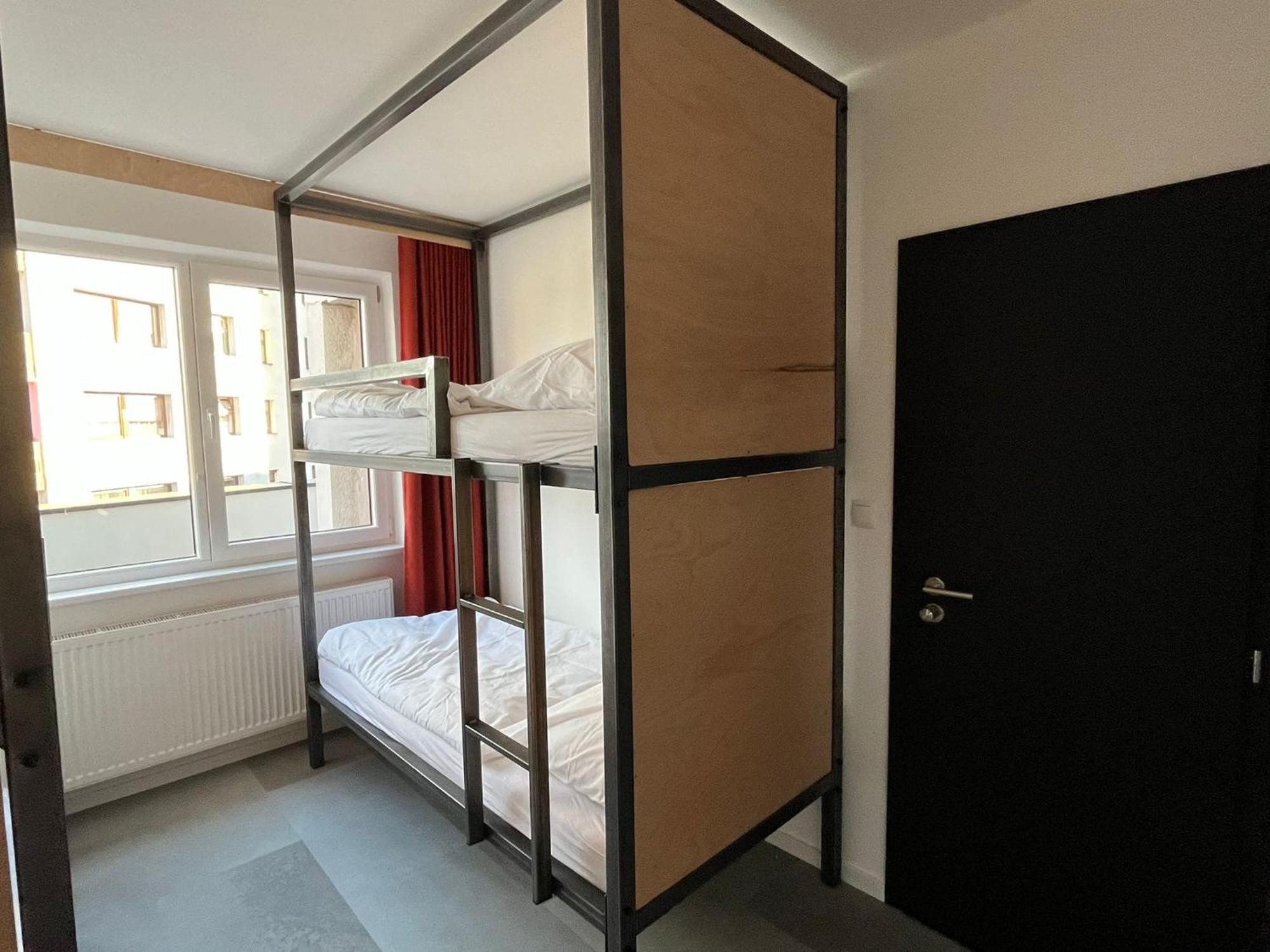 Izy Stay Hostel Bratislava Extérieur photo