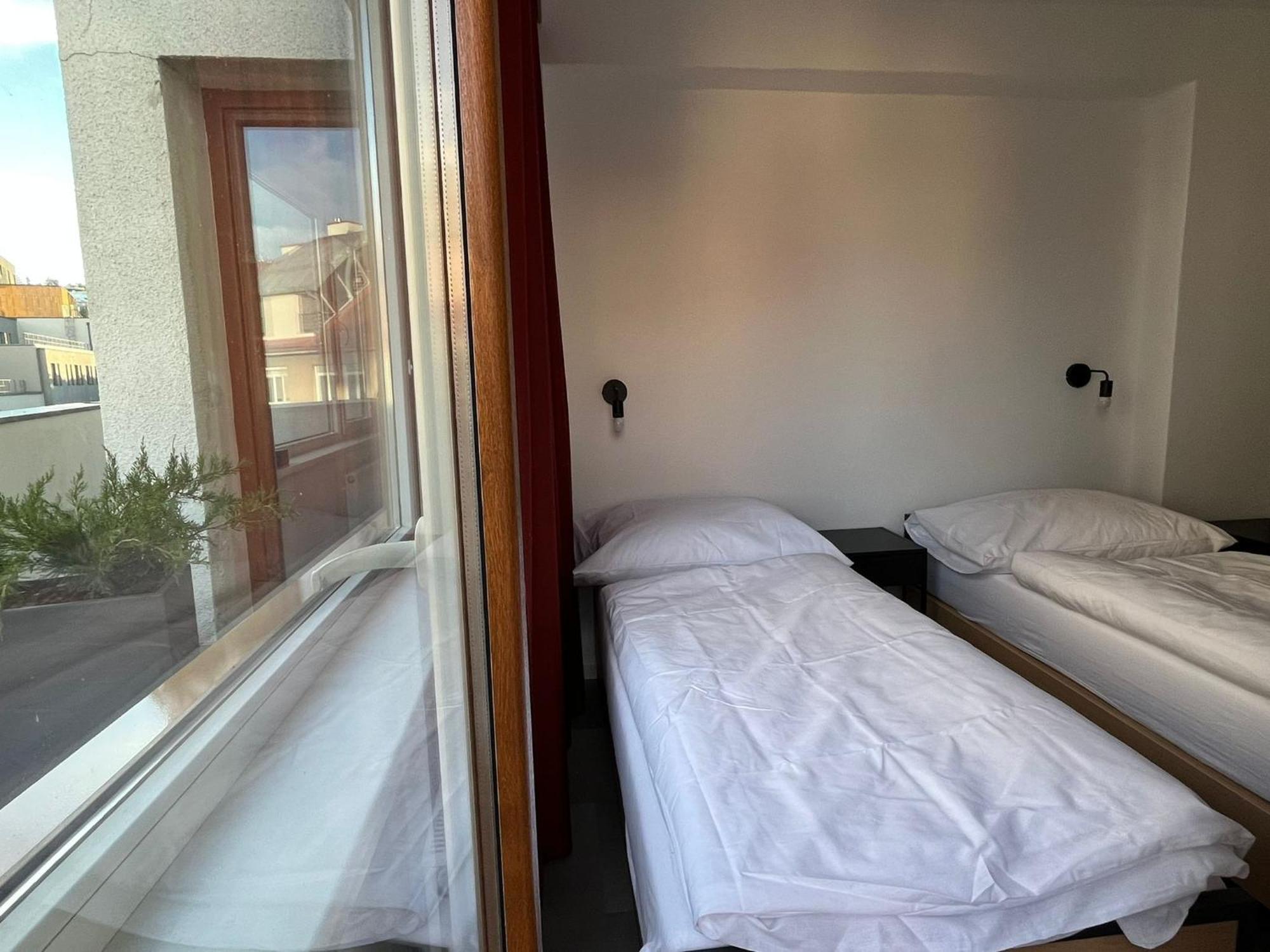 Izy Stay Hostel Bratislava Extérieur photo