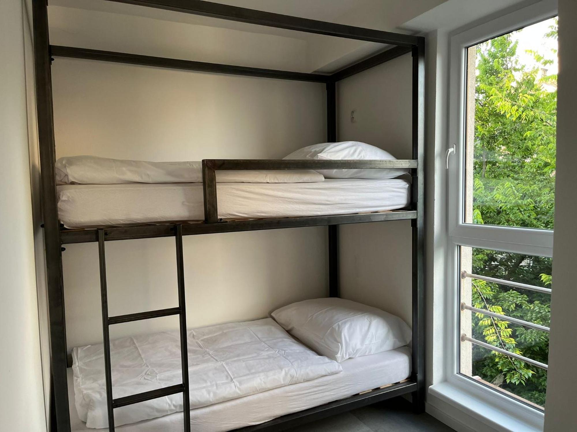 Izy Stay Hostel Bratislava Extérieur photo