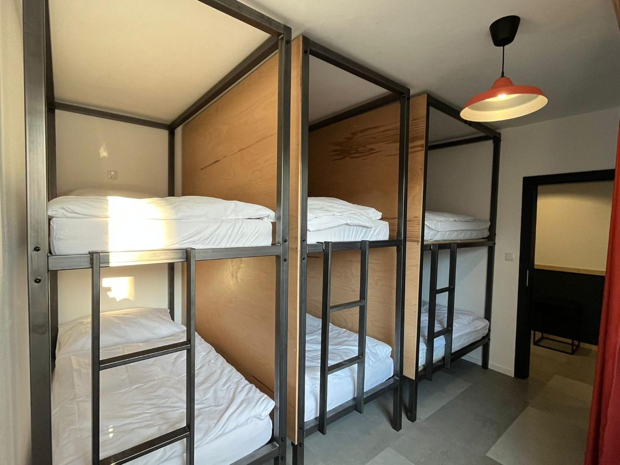 Izy Stay Hostel Bratislava Extérieur photo