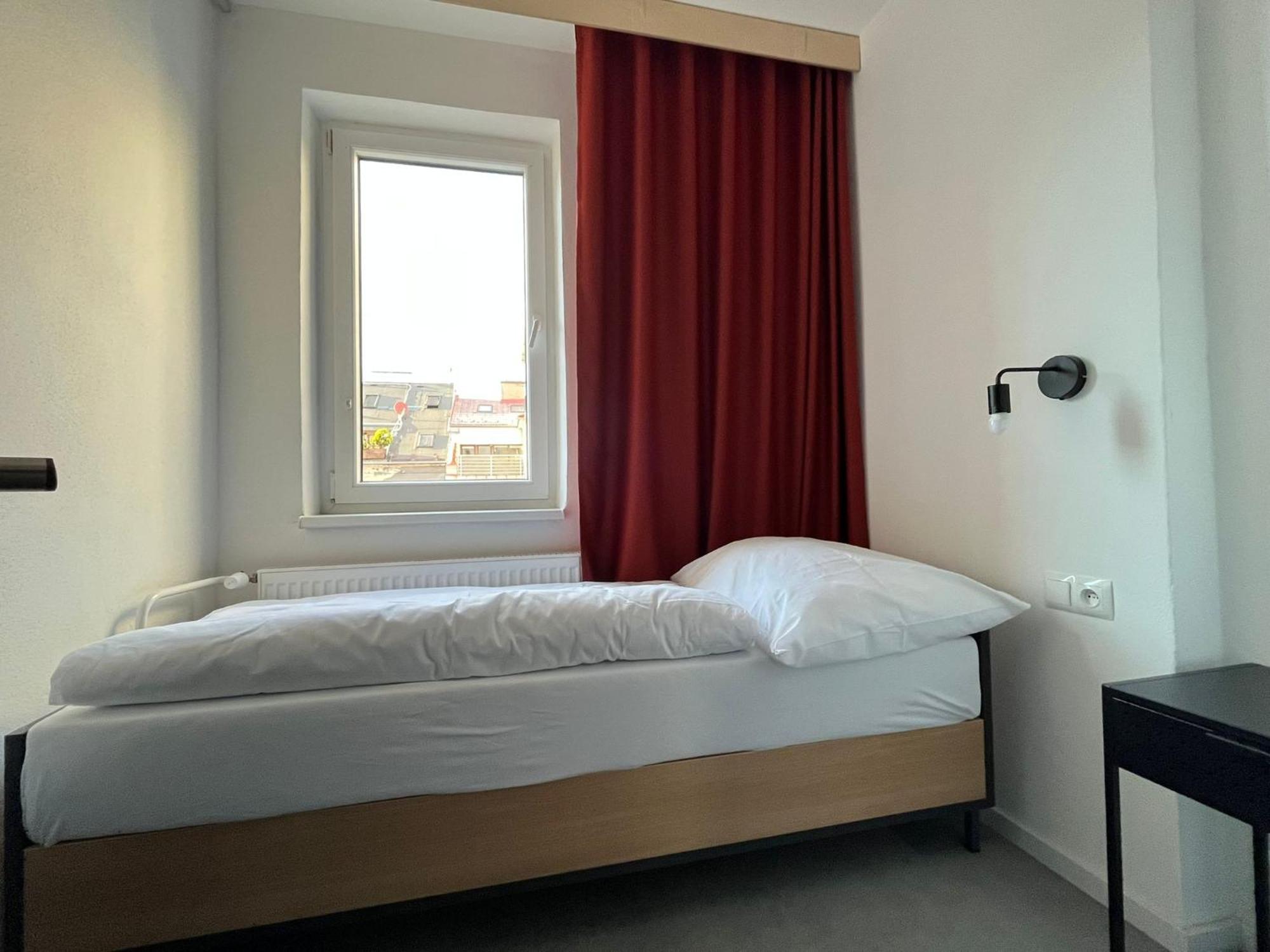 Izy Stay Hostel Bratislava Extérieur photo