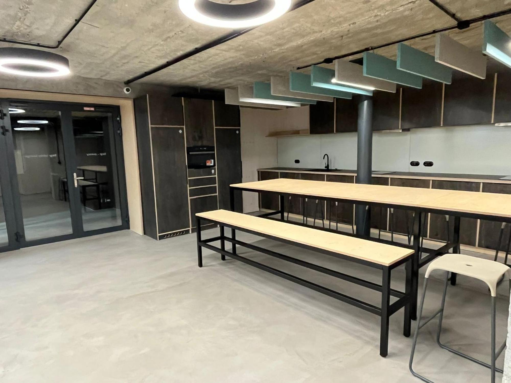 Izy Stay Hostel Bratislava Extérieur photo