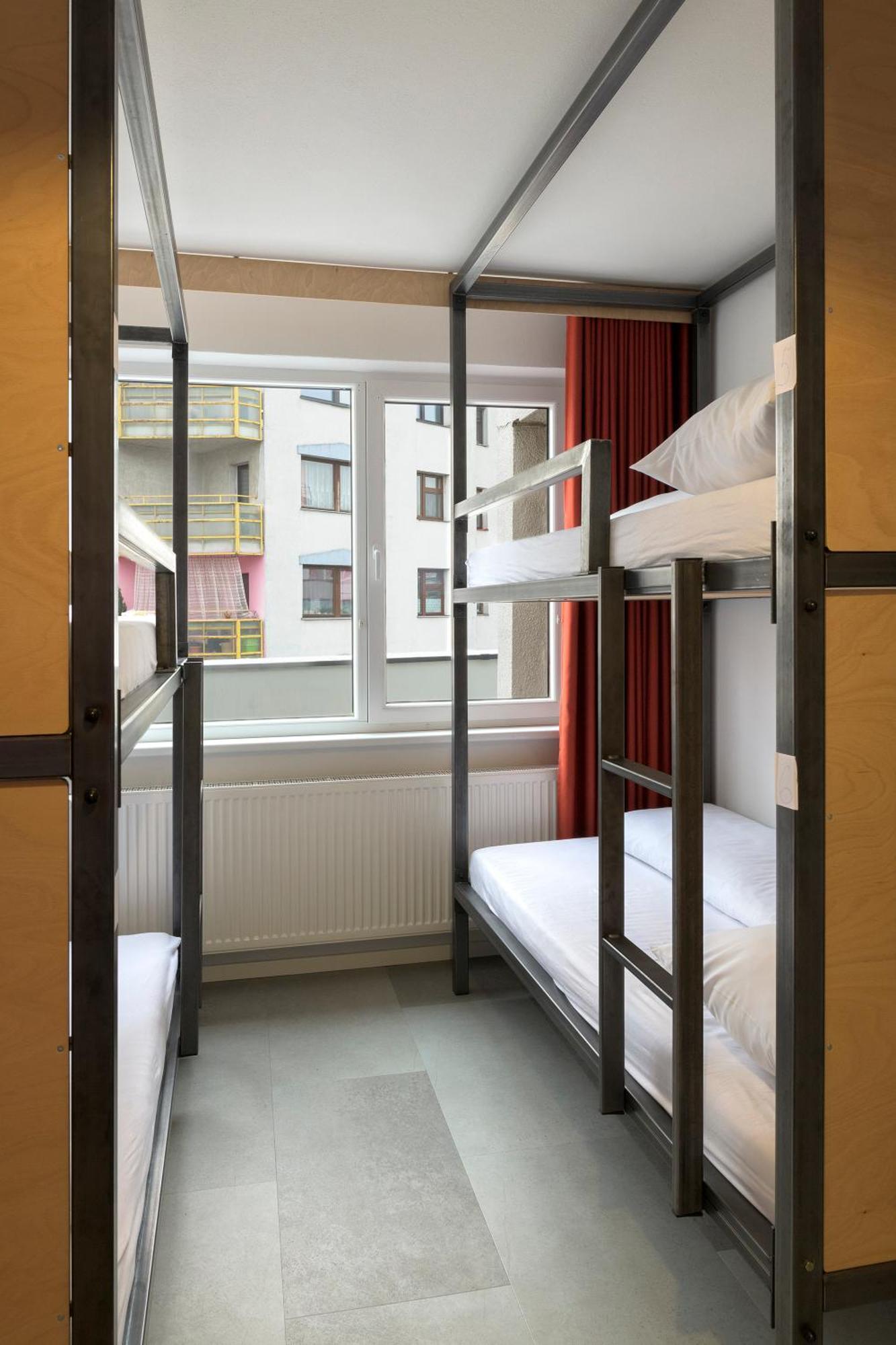 Izy Stay Hostel Bratislava Extérieur photo