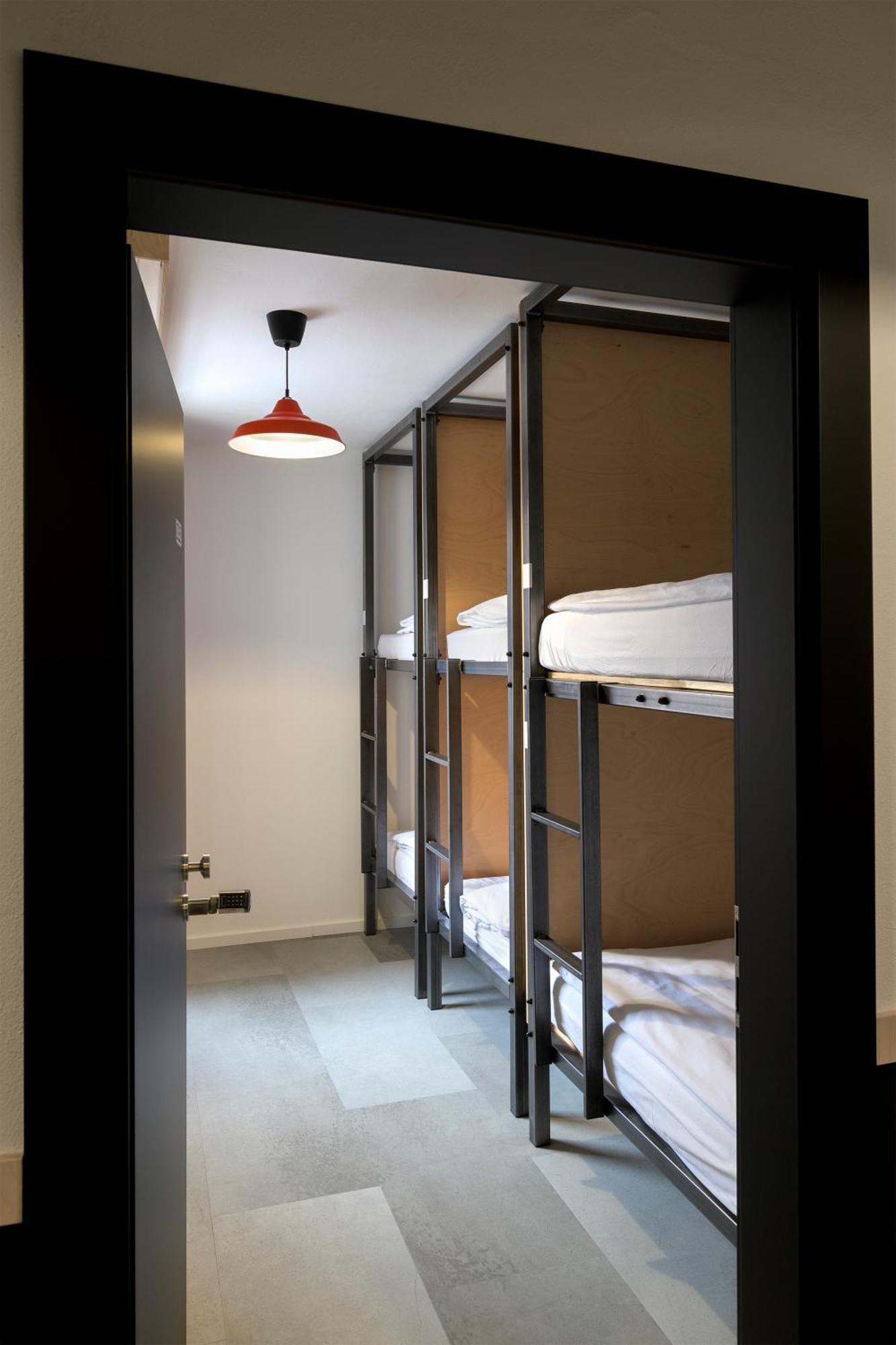 Izy Stay Hostel Bratislava Extérieur photo